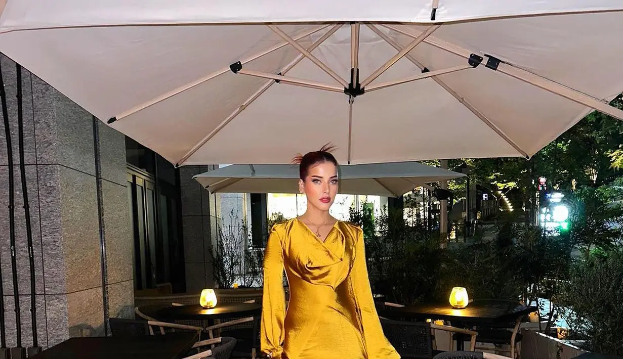 Bukan Tasya Farasya namanya jika penampilannya tak mengundang decak kagum. Kali ini, ia tampil glamor dengan dress berwarna emas yang mewah. [Foto: Instagram/tasyafarasya]