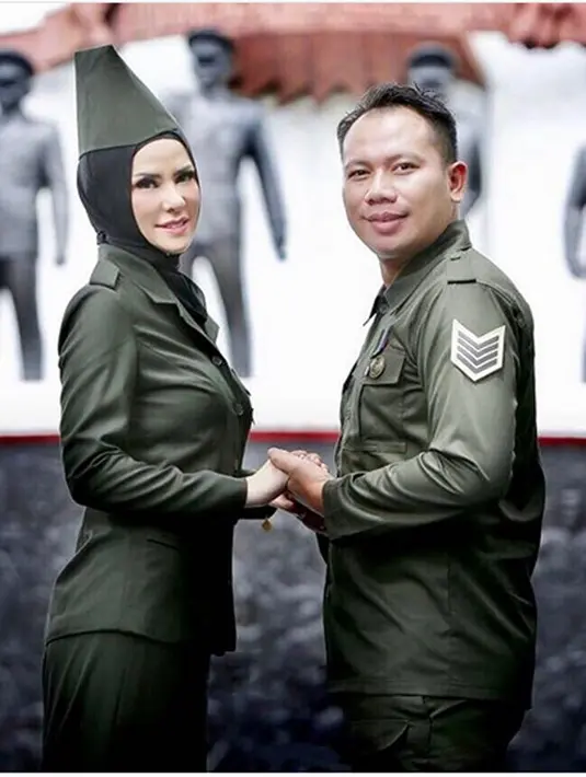 Pada Senin 8 Januari 2018, Vicky mengunggah lima foto prewedding. Sedangkan calon istrinya, Angel Lelga mengunggah satu foto dengan baju sama. (Instagram/vickyprasetyo777)