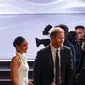 Meghan Markle mencuri perhatian dengan gaun halter neck yang mirip dipakai saat pernikahan dengan Pangeran Harry. (Dok: Frazer Harrison/AFP)