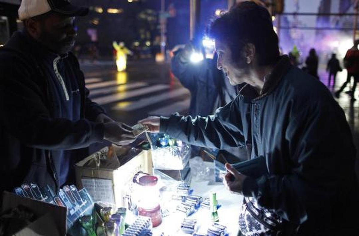 Listrik padam akibat 'Sandy', penjual senter marak di New York