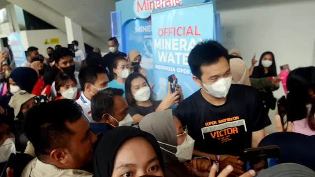 Mohammad Ahsan/Hendra Setiawan bertemu penggemarnya di Indonesia Open 2022.