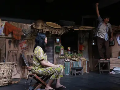 Pemain sedang memerankan tokoh di sanggar Teater Koma, Jakarta, Selasa (29/10/2019). Teater Koma kembali memproduksi ke-159 dengan judul terbarunya J.J Sampah-Sampah Kota yang akan dipentaskan pada 8-17 November 2019. (Liputan6.com/Fery Pradolo)