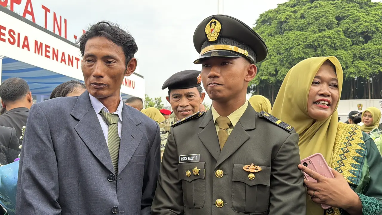 Kisah Haru Rizky, Anak Kuli Bangunan yang Dilantik Jadi Perwira TNI