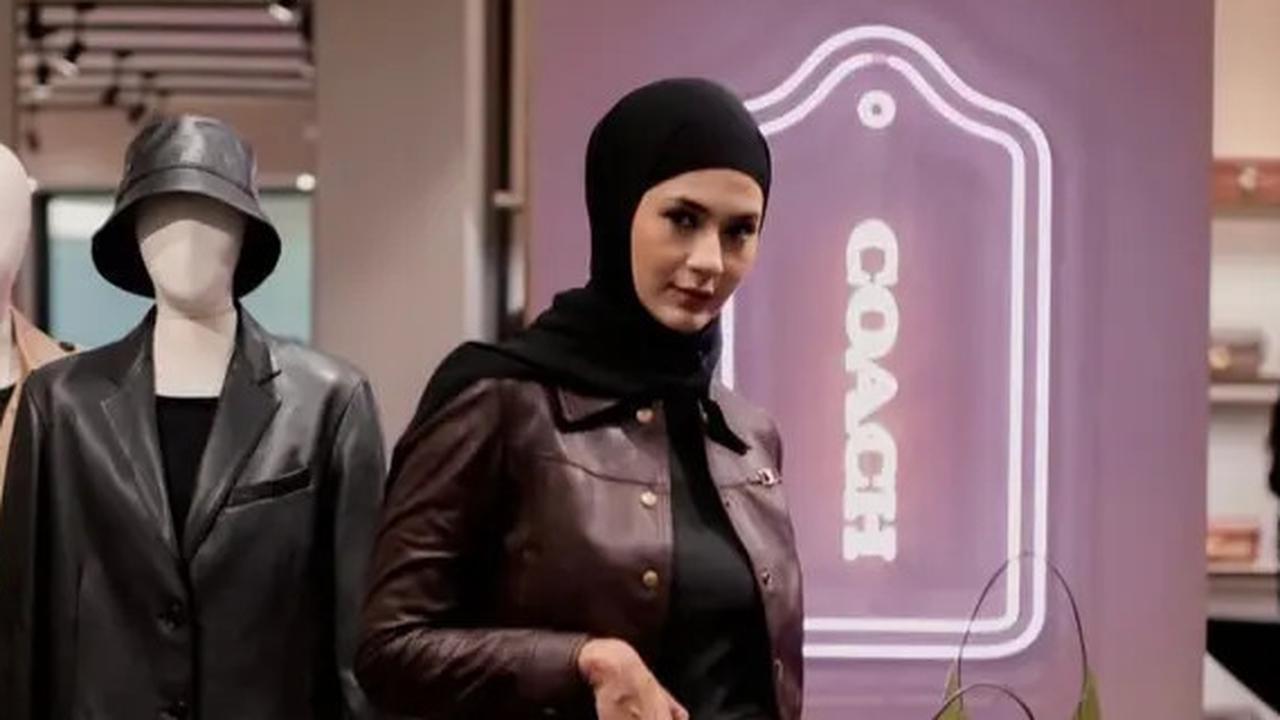Deretan Artis Tampil Cantik Memukau Pakai Koleksi Tas Coach Terbaru, dari Paula Verhoeven hingga Jennifer Bachdim