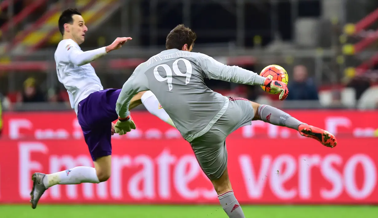 Kiper AC Milan Gianluigi Donnarumma menendang bola dihadang pemain depan Fiorentina, Nikola Kalinic saat pertandingan Liga Italia Serie A di stadion San Siro di Milan pada 17 Januari 2015. (AFP Photo/Giuseppe Cacace)