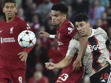 Liverpool dan Ajax Amsterdam baru saja bertemu di matchday kedua fase grup Liga Champions 2022/2023, Rabu (14/9/2022) dini hari WIB. Liverpool sebagi tuan rumah mampu menang dengan skor 2-1. Dalam sejarahnya, tercatat ada 5 pemain yang pernah berseragam Ajax dan Liverpool. Mau tahu siapa saja? Simak uraiannya berikut ini. (AP/Rui Vieira)