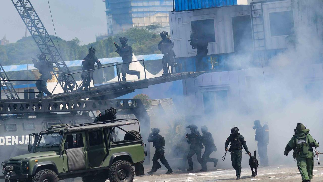 FOTO: Aksi Spektakuler Prajurit TNI di Monas: Tarung di Atas Tank dan Penyelamatan Sandera Warnai HUT ke-80 TNI