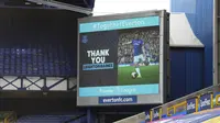 Sebuah layar raksasa di Goodison Park, markas Everton, bertuliskan ucapan 'terima kasih' buat Leighton Baines yang memainkan laga terakhirnya. Bek kiri berusia 35 tahun itu memutuskan pensiun dari sepak bola. (Clive Brunskill/Pool via AP)