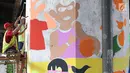 Peserta mengikuti kompetisi mural di tiang tol kawasan Rawamangun, Jakarta, Sabtu (4/5). Kompetisi tersebut digelar dalam rangka menyambut kegiatan Asian Games 2018 yang akan berlangsung di Jakarta dan Palembang. (Liputan6.com/Immanuel Antonius)