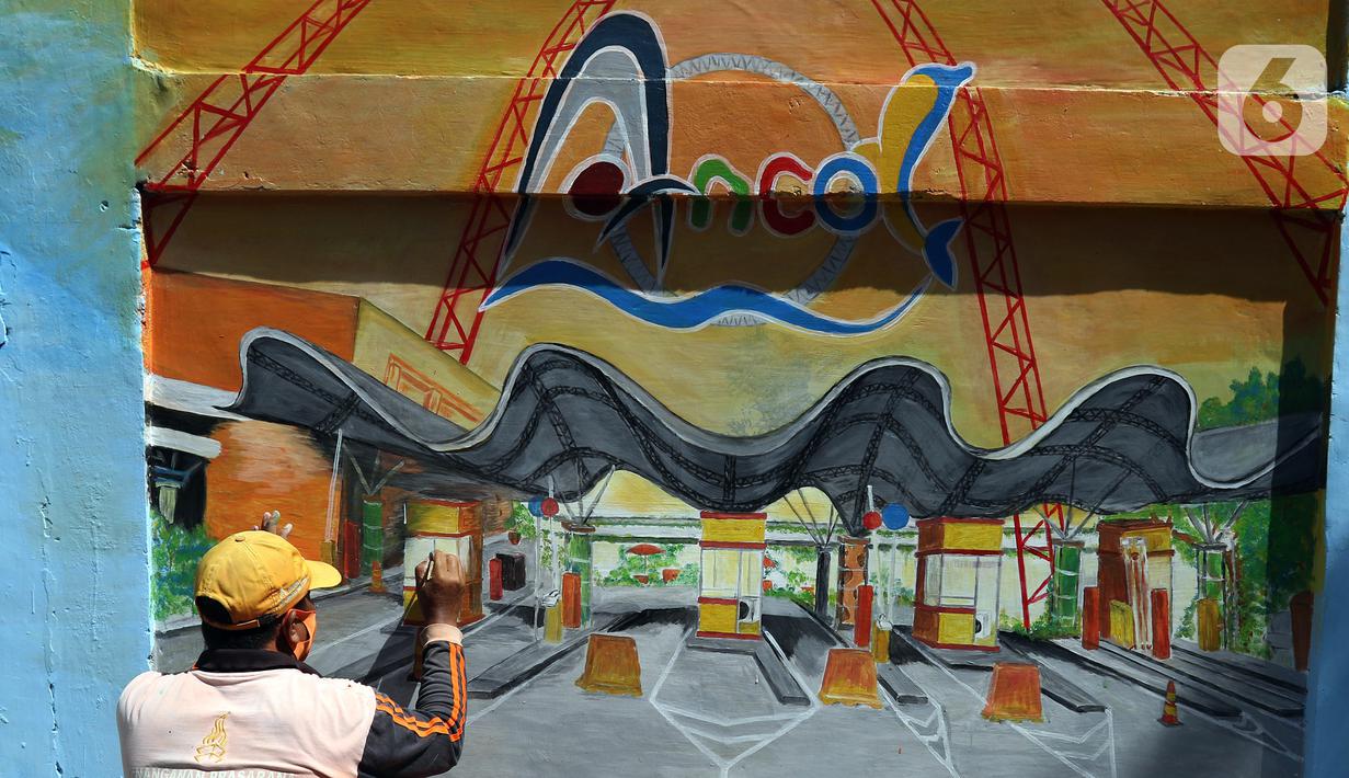 Pekerja menyelesaikan pembuatan mural Kota Jakarta di Tanah Kusir, Kebayoran Lama, Jakarta, Jumat (26/11/2021). Mural tersebut bertemakan Kota Jakarta dengan gambar ikon seperti ondel-ondel, Monas hingga transportasi. (Liputan6.com/Herman Zakharia)