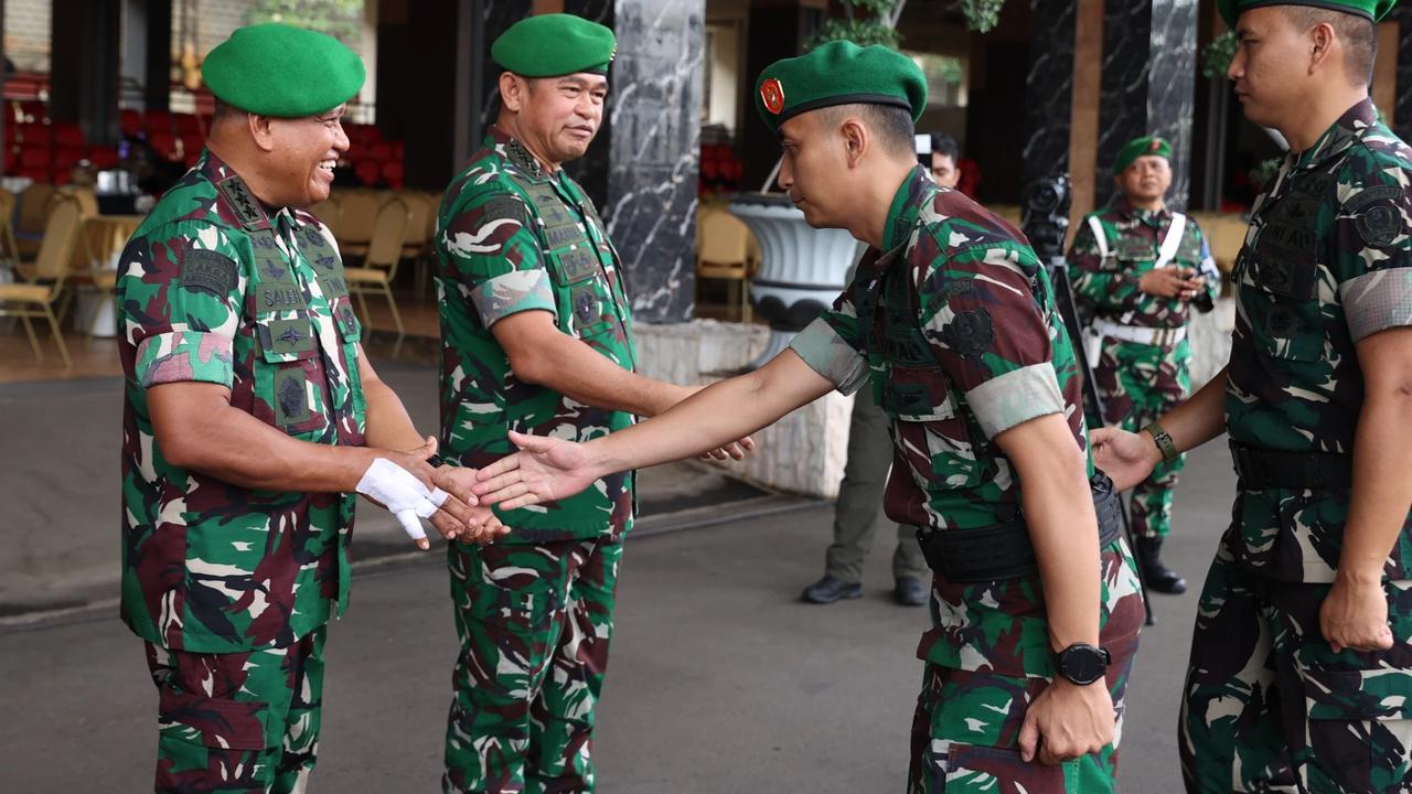FOTO: Momen Hangat Kasad Maruli  Bersama Prajurit di Halal Bihalal Mabesad