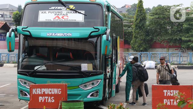 FOTO: Aturan Masih Disiapkan, Pemudik Tetap Datangi Terminal Kampung Rambutan