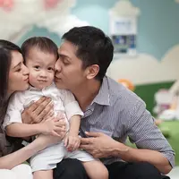 Tiga tahun sudah pasangan Adi Nugroho dan Donita membina rumah tangga. Pasangan yang telah dikaruniai seorang anak itu jauh dari gosip miring terkait rumah tangganya. (Instagram/donitabhubiy)