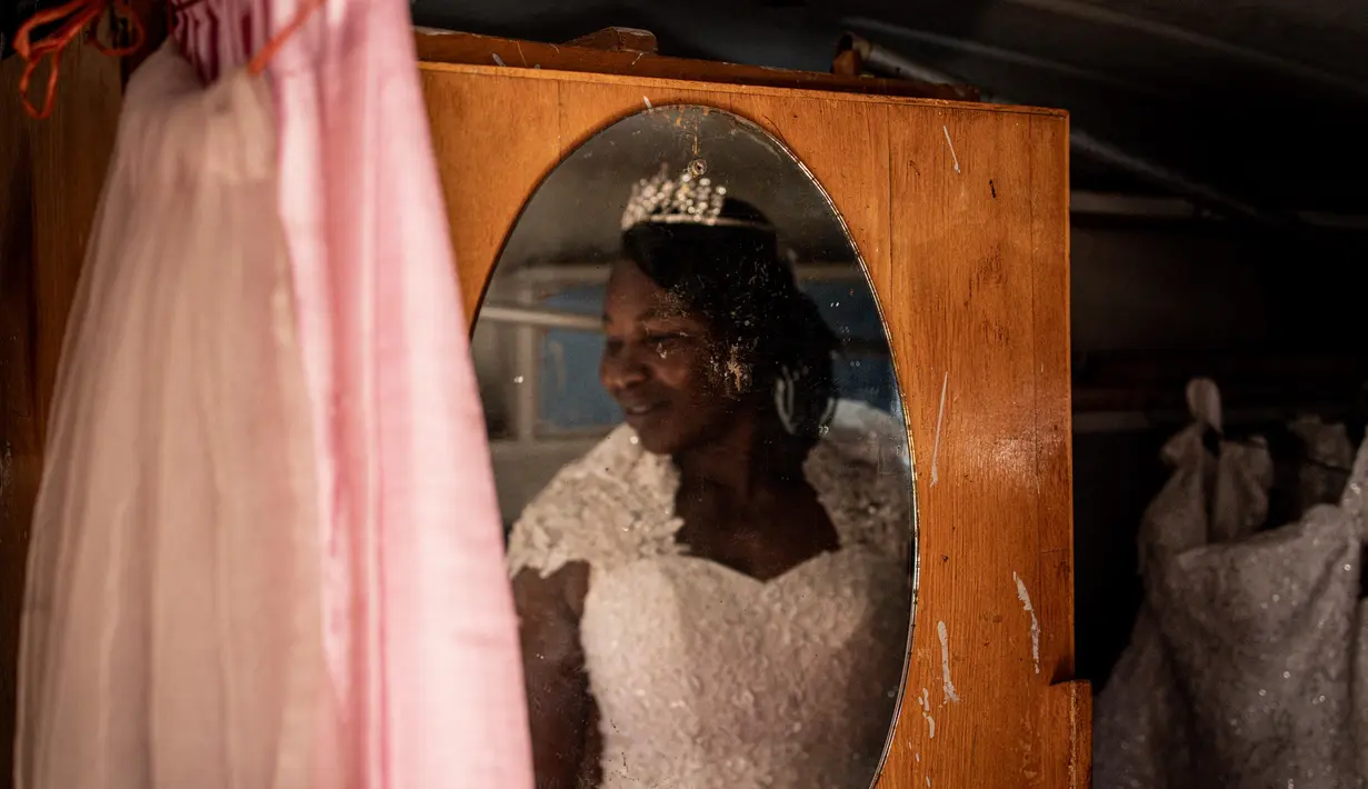 Di dalam karavan, pengantin juga bisa merias wajah sebelum prosesi pernikahan. (JOHN WESSELS/AFP)