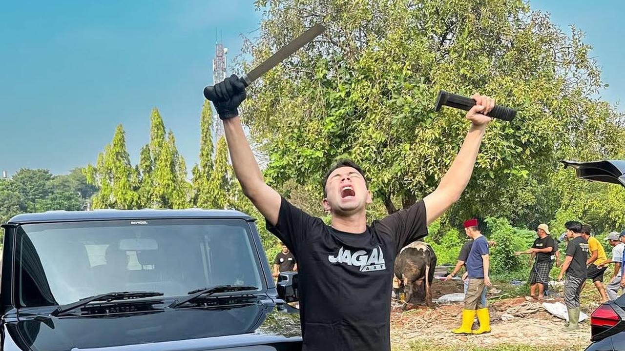 5 Potret Raffi Ahmad Cosplay Jadi Tukang Jagal, Pakai Sarung Tangan hingga Bawa Sebilah Golok Khusus Bertuliskan Nama Sendiri