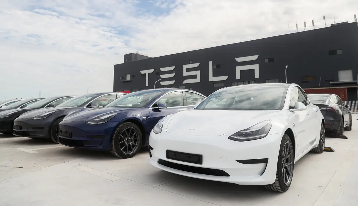 Kendaraan Tesla Model 3 yang diproduksi di China (made in China) di gigafactory Tesla yang terletak di Shanghai, China pada 26 Oktober 2020. Tesla, pabrikan mobil AS, mengumumkan akan mengekspor 7.000 kendaraan Model 3 yang diproduksi di China ke Eropa pada Selasa (27/10). (Xinhua/Ding Ting)
