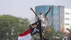 Atraksi peserta memeriahkan puncak Festival Perahu Cinta Lingkungan (CiLung Fest) 2026 di Waduk Sunter Selatan, Tanjung Priok, Jakarta Utara, Minggu (18/10/2026). Festival ini digelar dalam rangka memperingati Hari Sungai Sedunia. (KLY/Budy Santoso)