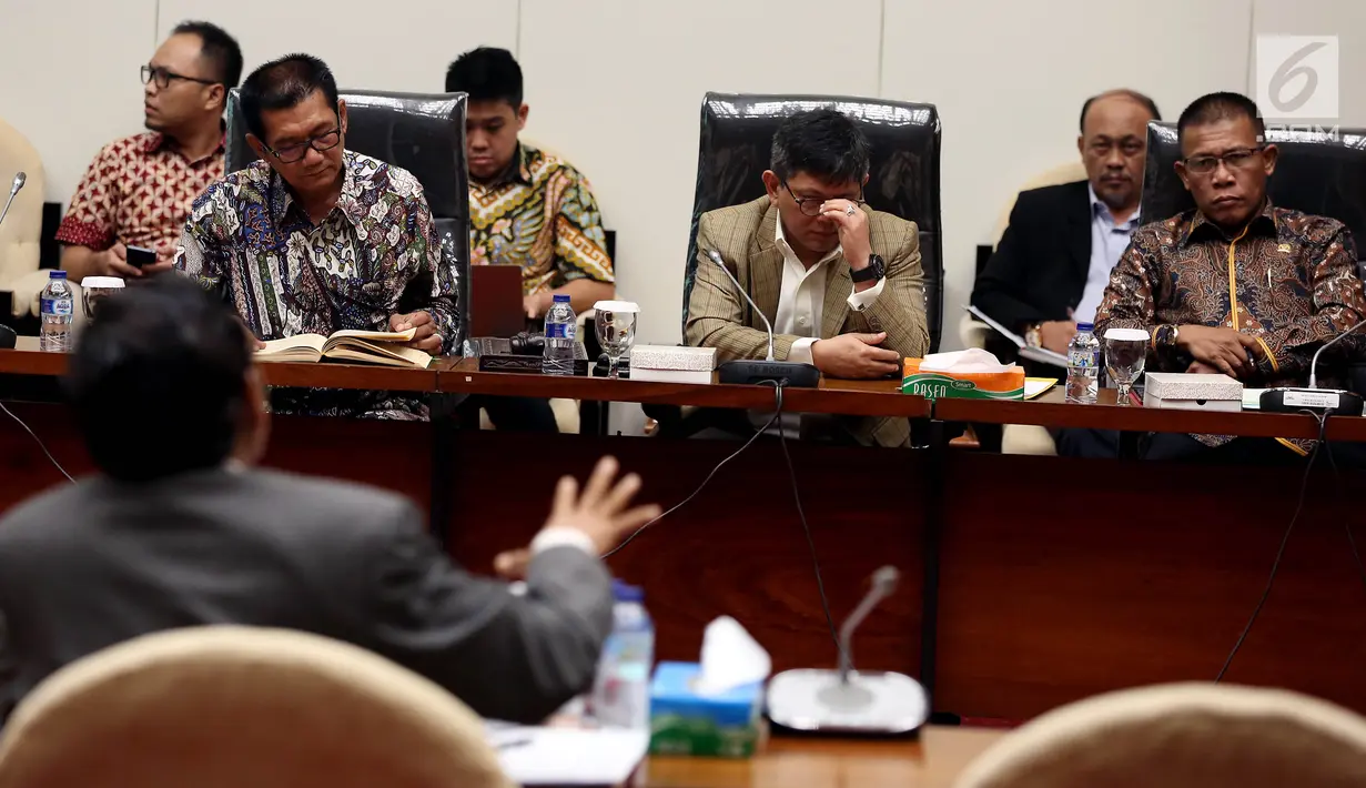 Ketua Pansus Hak Angket KPK Agun Gunanjar (kiri) bersama Wakil Ketua Hak Angket KPK Taufiqulhadi, dan Masinton Pasaribu mendengarkan pendapat Mahfud MD di Komplek Parlemen Senayan, Jakarta, Selasa (18/7). (Liputan6.com/Johan Tallo)