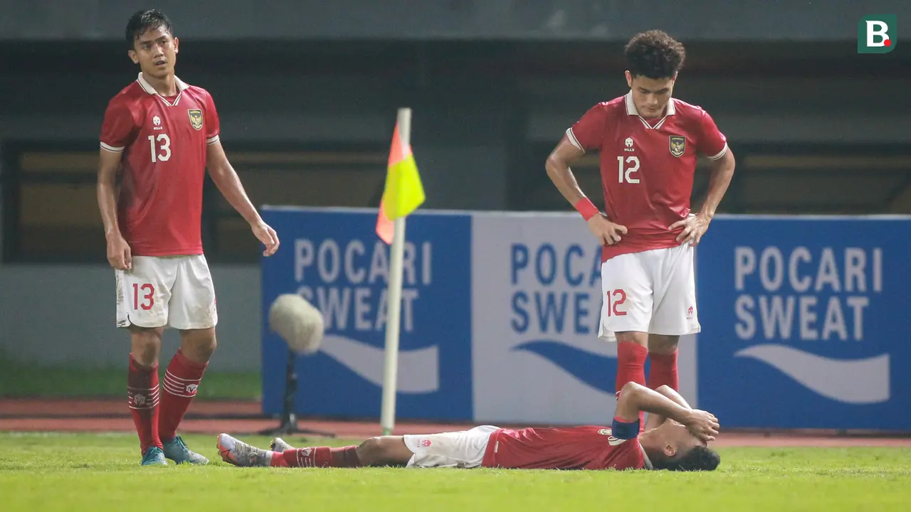 Foto: Detik-detik Marselino Ferdinan Ditandu Keluar Lapangan usai Mengalami Cedera, Sisakan PR Besar bagi Timnas Indonesia U-19