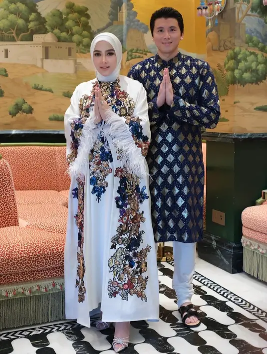 Syahrini tak pernah tampil biasa saja. Di Hari Lebaran, Syahrini memilih baju Lebaran penuh bordir floral yang rumit dan cantik, dengan aksen bulu di bagian lengannya. Syahrini memadukan penampilannya dengan hijab putih polos. [Foto: Instagram/princessyahrini]