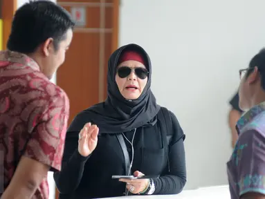 Istri Iwan fals Rosanna (tengah) melakukan diskusi saat menghadiri Sidang  kasus wanprestasi yang dilayangkan manajemen Iwan Fals kepada terhadap PT Airo Swadaya Stupa di Pengadilan Negeri (PN) Jakarta, Kamis (7/1). (Liputan6.com/Herman Zakharia)