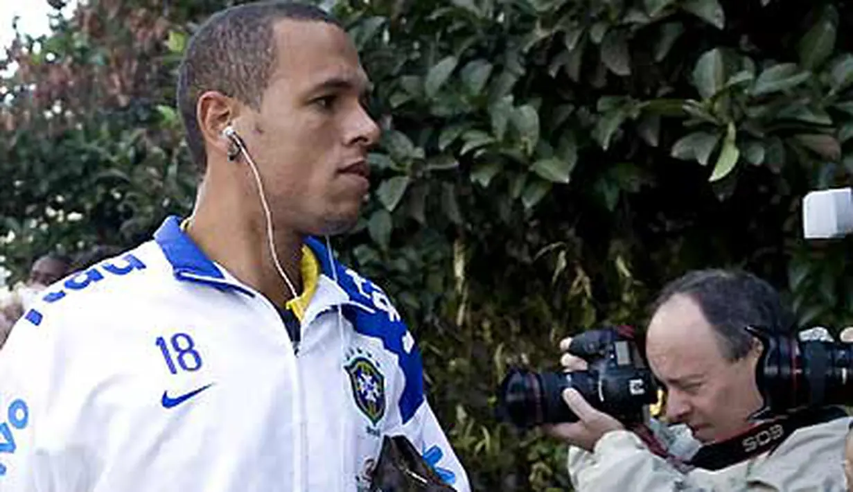 Luis Fabiano tiba di pusat latihan Timnas Brasil pada Juni 2009 di Johannesburg, Afrika Selatan. Brasil menghadapi Afsel di semifinal Piala Konfederasi pada 25 Juni. AFP PHOTO/ANTONIO SCORZA