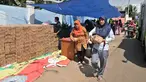 Warga berbelanja kebutuhan pokok saat berlangsungnya Program Pangan Murah di RPTRA Utakara Beriman, Utan Kayu, Jakarta, Kamis (20/6/2019). Pemprov DKI Jakarta menggelar Program tersebut bertujuan meningkatkan gizi anak-anak dan warga pemegang KJP Plus, Kartu Pekerja. (merdeka.com/Iqbal S Nugroho)