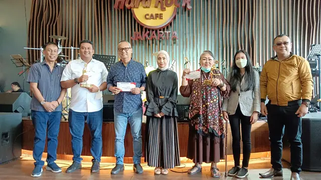 Musisi mendapatkan penghargaan dari LMK Pelari Nusantara dalam acara Halal Bihalal