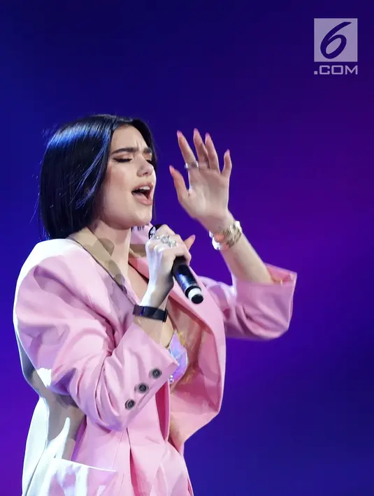 Penyanyi asal Inggris, Dua Lipa tampil di Konser Lazada Super Party di ICE BSD, Serpong, Tangerang Selatan, Banten, Selasa (26/3/2019). Penyanyi pemenang Grammy dan Brit Award ini membawakan lagu One Kiss, Lost In Your Light hingga Scared To Be Lonely. (Fimela.com/Bambang E. Ros)