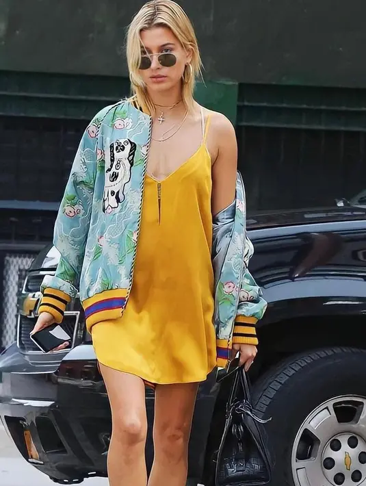 Kesan feminin bisa kamu dapatkan dari padu padan jaket bomber dan mini dress seperti yang dikenakan Hailey Bieber satu ini. (Instagram/haileyjbaldwin).