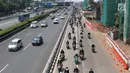 Konvoi buruh menggunakan sepeda motor melintas di Jalan Gatot Soebroto, Jakarta, Selasa (1/5). Ribuan buruh dari berbagai elemen memperingati perayaan Hari Buruh untuk menyampaikan aspirasi di sejumlah titik di Ibukota. (Liputan6.com/Immanuel Antonius)