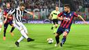 Striker Juventus, Gonzalo Higuain, melepaskan tendangan ke gawang Crotone pada laga Serie A di Stadion Ezio Scida, Kamis (19/4/2018). Juventus ditahan imbang 1-1 oleh Crotone. (AFP/Giovanni Isolino)