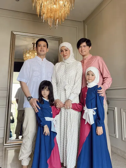 Menyerupai sang mama, Aleena Aufar Hutapea selalu modis dalam balutan busana muslim. [Foto: Instagram/ AleenaHutapeaaufar]