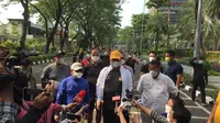 Ketua Umum Partai Golkar Airlangga Hartarto dan Ketua Umum Partai Kebangkitan Bangsa (PKB) Muhaimin Iskandar terpantau jalan pagi bersama di kawasan SCBD Jakarta. (Liputan6.com/Muhammad Radityo Priyasmoro)