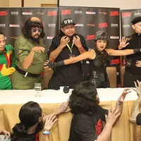 Di antara para pria tampan itu hadir Nirina Zubir yang berperan sebagai penangkap penjahat lokal dan internasional. Ia didaulat untuk menumpas kejahatan dan berjuang mati-matian dalam film dan kehidupan nyata. (Bambang E.Ros/Bintang.com)