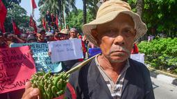 Serikat Tani Indramayu menggelar aksi di depan Gedung Kementerian Pertanian (Kementan) di jalan R.M Harsono, Ragunan, Jakarta, Rabu (24/9/2025). (merdeka.com/Arie Basuki)