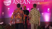 PM Kanada Justin Trudeau dan anaknya, Xavier, bertemu dengan Presiden Jokowi dan Iriana dalam gala dinner KTT ASEAN. (Tangkapan layar Youtube Sekretariat Presiden)