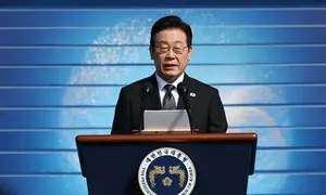 Presiden Korea Selatan Lee Jae Myung saat menyampaikan pidatonya&nbsp;pada Hari Angkatan Bersenjata ke-77 di Gyeryong, Korea Selatan, Rabu (1/10/2025). (Dok. Kim Hong-Ji/Pool Photo via AP)