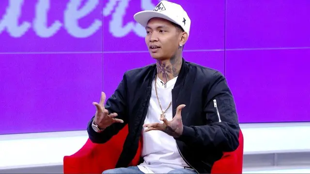 Young Lex seketika mencuat setelah beredar video mengumpat dengan kata-kata kasar saat ia di atas panggung. 