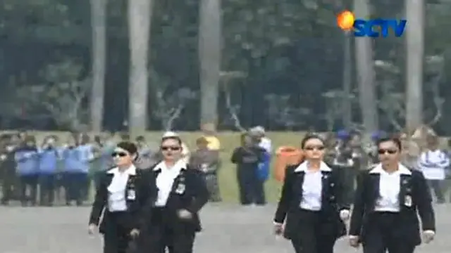 Penampilan Paspampres (Pasukan Pengamanan Presiden) wanita yang mengawal Presiden Joko Widodo (Jokowi) saat apel peringatan Kartini di Monas menarik perhatian.