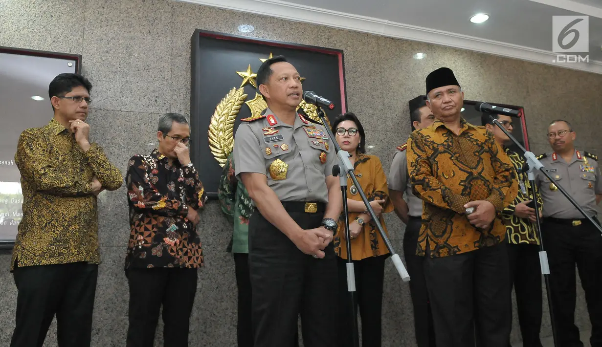 Kapolri Jenderal Tito Karnavian dan Ketua KPK Agus Rahardjo memberikan keterangan pers seusai bersilaturahmi di Mabes Polri, Jakarta, Kamis (6/7). Kapolri menyebut silaturahmi juga membicarakan kerjasama KPK dan Polri kedepan. (Liputan6.com/Helmi Afandi)