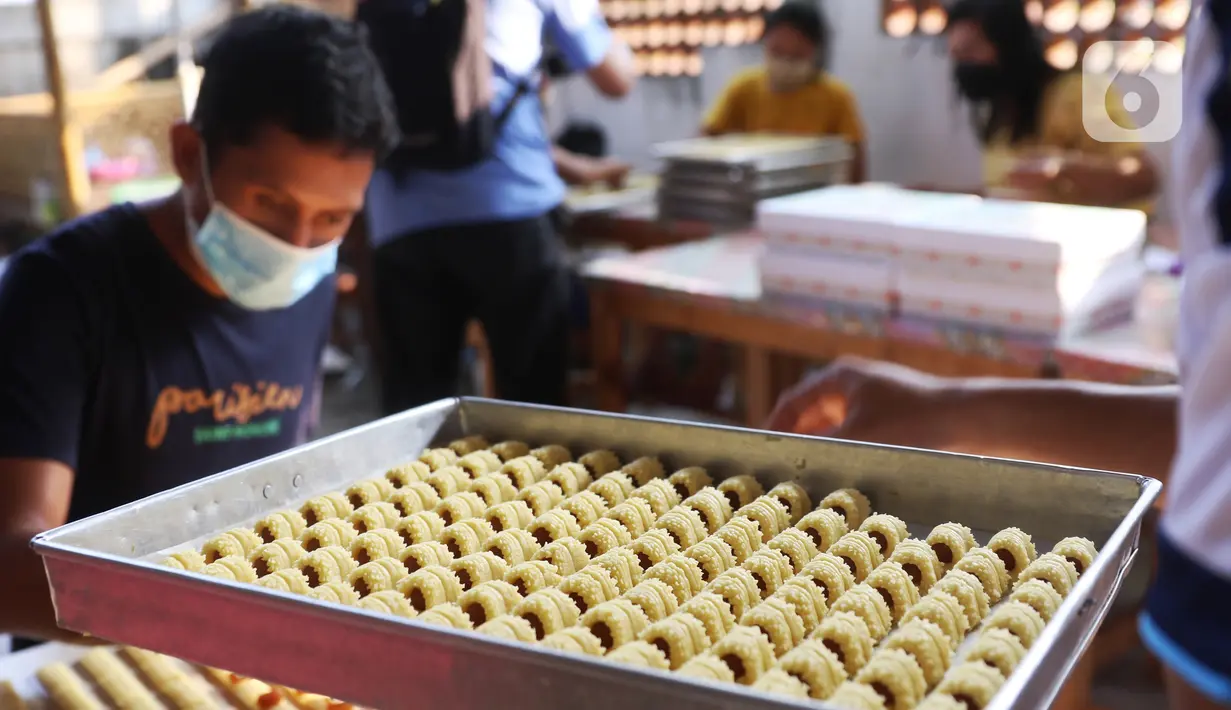 Pekerja tengah membuat kue kering di industri rumahan Dea cake di Tangerang, Selasa (27/4/2021). Kue kering tersebut di jual dari 100 ribu  hingga 300 ribu sesuai ukuran toples. (Liputan6.com/Angga Yuniar)