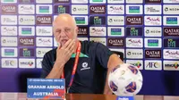 Pelatih kepala Timnas Australia, Graham Arnold menghadiri konferensi pers jelang laga kualifikasi Piala Dunia 2026 menghadapi Indonesia di Ruang Konferensi Pers Stadion Utama Gelora Bung Karno (SUGBK), Senayan, Jakarta, Senin (9/9/2024). (Bola.com/Abdul Aziz)