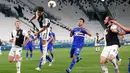 Penyerang Juventus, Cristiano Ronaldo berusaha menyundul bola ke arah gawang Sampdoria dalam laga pekan ke-36 Liga Italia Serie A di Stadion Allianz, Minggu (26/7/2020). Juventus memgunci gelar juara Liga Italia tahun 2020 setelah mengalahkan Sampdoria 2-0. (AP Photo/Antonio Calanni)