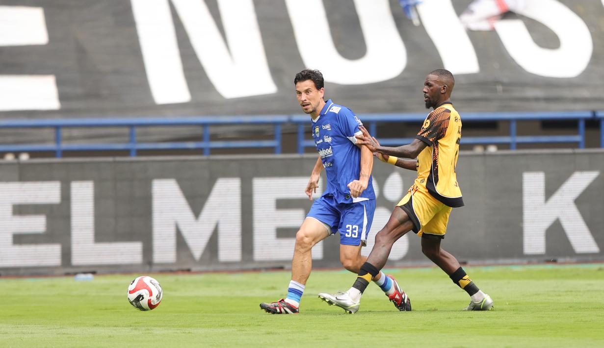 Namun, permainan Persija praktis menurun setelah Bruno Tubarao dikartu merah di menit ke-53. Tampak dalam foto, gelandang serang Persib, Thom Jan Marinus Haye berebut bola dengan pemain Persib saat pertandingan pekan ke-17 BRI Super League 2025/2026 di Stadion Gelora Bandung Lautan Api (GBLA), Bandung, Jawa Barat, Minggu 11 Januari 2026. (Bola.com/Abdul Aziz)