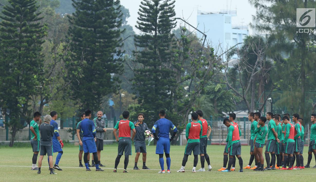 Pelatih Timnas Indonesia U-23, Luis Milla (hadap lensa) memberi arahan saat latihan di Lapangan A Senayan, Jakarta, Sabtu (17/3). Latihan ini persiapan uji tanding melawan Singapura pada 21 Maret mendatang. (Liputan6.com/Helmi Fithriansyah)
