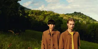 ZEGNA meluncurkan kampanye kasmir Oasi baru untuk musim semi 2023. Kampanye tersebut menghadirkan koleksi pakaian musim semi baru dan sepatu kets Triple Stitch.