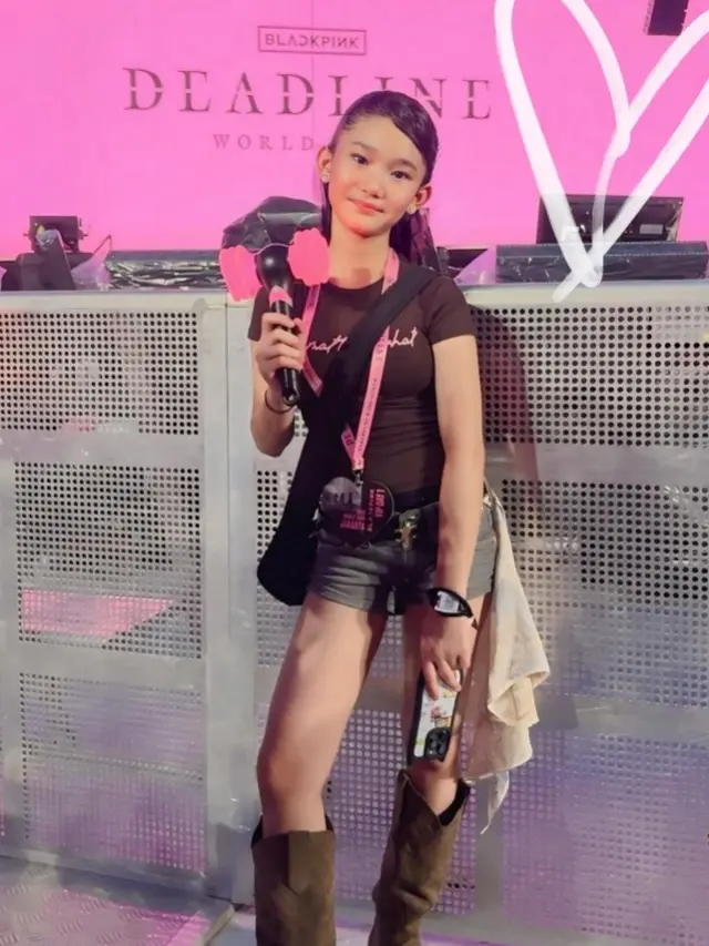 Model Sepatu Ayu Ting Ting dan Bilqis Saat Nonton Konser BLACKPINK di Jakarta