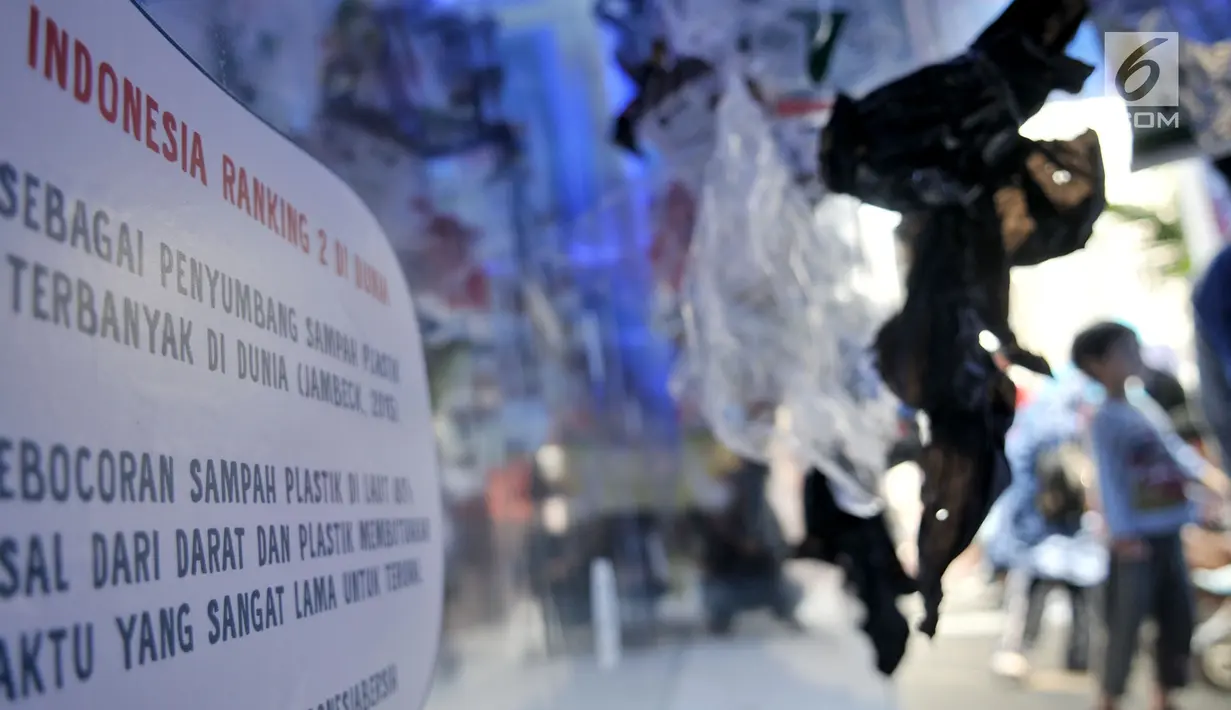 Instalasi sampah plastik di dalam 'perut' paus sperma yang mati di Wakatobi yang dipamerkan ketika Gerakan Indonesia Bersih di Bundaran HI, Jakarta, Minggu (28/4/2019). Instalasi tersebut bertujuan mengedukasi masyarakat akan bahaya pencemaran sampah plastik di laut. (merdeka.com/Iqbal S. Nugroho)