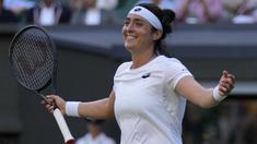 Petenis tunggal putri Tunisia berusia 27 tahun, Ons Jabeur membuat sejarah menjadi petenis Afrika pertama yang melangkah ke semifinal turnamen tenis Grand Slam di Wimbledon 2022. Di babak perempatfinal yang digelar Rabu (6/7/2022) dini hari WIB, satu-satunya petenis unggulan yang tersisa tersebut mengalahkan petenis Republik Ceska, Marie Bouzkova dengan tiga set. (AP/Alastair Grant)